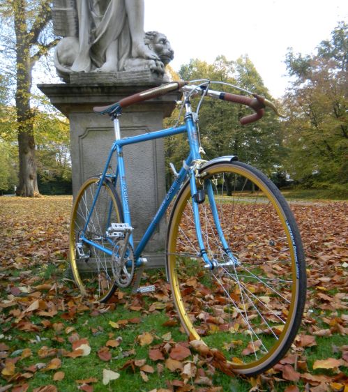 1310 Umberto Dei Blau Gold Weiss 04