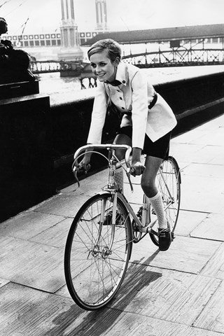 Twiggy-Vogue-p71-Jul67-Ronald-Traeger_b_320x480