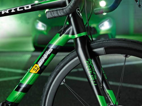 Rotwild-x-Mercedes-AMG-R-S2_Beast-of-the-Green-Hell-limited-edition_lightweight-carbon-disc-brake-road-bike_front-end