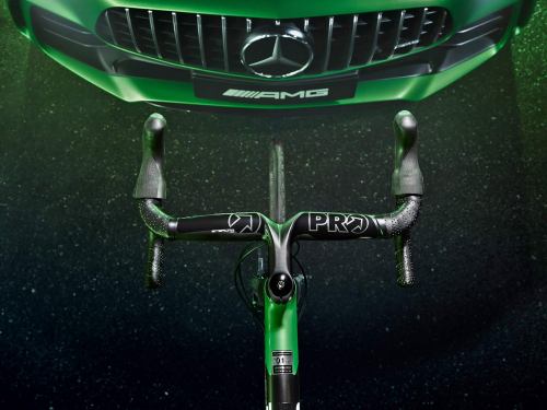 Rotwild-x-Mercedes-AMG-R-S2_Beast-of-the-Green-Hell-limited-edition_lightweight-carbon-disc-brake-road-bike_top